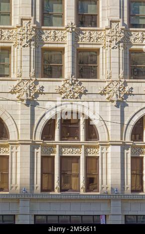 Edificio standard rivestito di terra cotta, costruito nel 1924 come Confraternita della Banca degli ingegneri locomotiva, è stato restaurato come un alto edificio di appartamenti. Foto Stock