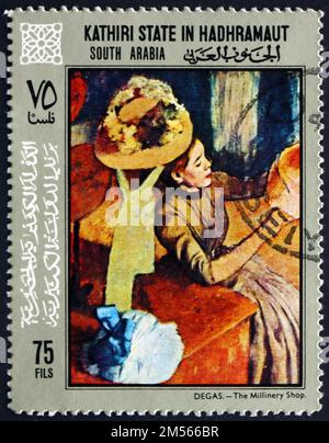 SUD YEMEN KATHIRI STATO DI SEIYUN IN HADHRAMAUT - CIRCA 1967: Un francobollo stampato nel Sud Yemen Kathiri Stato di Seiyun in Hadhramaut mostra la miniera Foto Stock