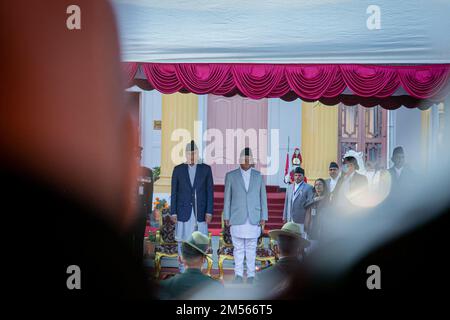 Kathmandu, Nepal. 26th Dec, 2022. Il nuovo primo ministro nepalese Pushpa Kamal Dahal, noto come Prachanda (R) e Sherbahadur Deuba (L), partecipa alla cerimonia di giuramento presso l'ufficio presidenziale di Kathmandu. (Credit Image: © Amit Machamasi/ZUMA Press Wire) Credit: ZUMA Press, Inc./Alamy Live News Foto Stock