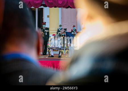 Kathmandu, Nepal. 26th Dec, 2022. Il neoeletto primo ministro del Nepal Pushpa Kamal Dahal firma i documenti dopo aver prestato giuramento con il presidente Bidhya Devi Bhandari all'ufficio presidenziale di Kathmandu. (Credit Image: © Amit Machamasi/ZUMA Press Wire) Credit: ZUMA Press, Inc./Alamy Live News Foto Stock