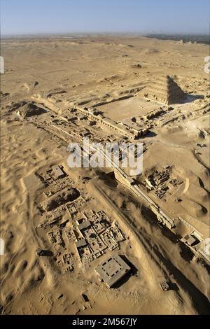 Egitto. Veduta aerea del sito dell'antica città di Memphis: La necropoli di Saqqara da sud-est. In primo piano, i resti del mon Foto Stock