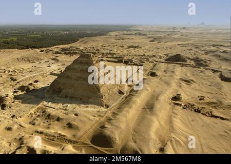 Egitto. Veduta aerea del sito dell'antica città di Memphis: La necropoli di Saqqara da nord. In primo piano, la piramide di Djoser (3rd Foto Stock