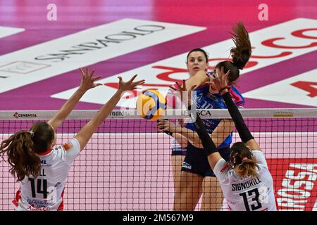 Cuneo, Italia. 26th Dec, 2022. Anna Hall (Bosca Cuneo) - Cristina Chirichella (Igor Gorgonzola Novara) - ignorile Noemi (Bosca Cuneo) durante Cuneo Granda Volley vs Igor Gorgonzola Novara, Volley Serie Italiana A1 Women match in Cuneo, Italy, December 26 2022 Credit: Independent Photo Agency/Alamy Live News Foto Stock