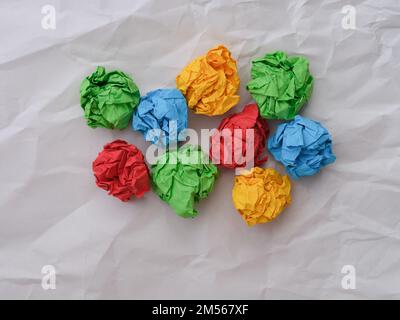 Palline di carta colorate e stropicciate. Concetto di idea. Foto Stock