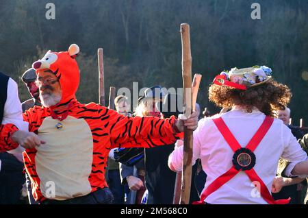 Gli Ironmen e i Severn Gilders hanno Unito i gruppi tradizionali di ballo di morris, effettuando e ballando il giorno di Santo Stefano, 26th dicembre 2022, sullo storico Ponte di ferro a Ironbridge, nel distretto di Telford e Wrekin, Shropshire, Inghilterra, Regno Unito. Si trova sopra il fiume Severn, nel cuore della Gola di Ironbridge. Foto Stock