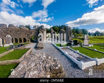 Lo storico cimitero Abbey nella città di Donegal, costruito da Hugh o Donnell nel 1474, nella contea di Donegal - Irlanda. Foto Stock