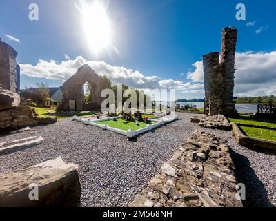 Lo storico cimitero Abbey nella città di Donegal, costruito da Hugh o Donnell nel 1474, nella contea di Donegal - Irlanda. Foto Stock