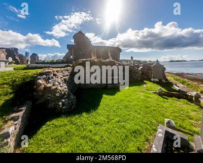 Lo storico cimitero Abbey nella città di Donegal, costruito da Hugh o Donnell nel 1474, nella contea di Donegal - Irlanda. Foto Stock