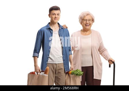 Giovane uomo che aiuta una donna anziana con borse della spesa isolate su sfondo bianco Foto Stock