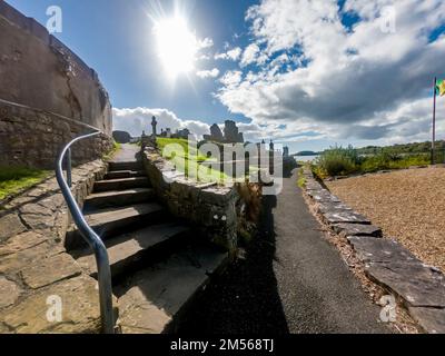 Lo storico cimitero Abbey nella città di Donegal, costruito da Hugh o Donnell nel 1474, nella contea di Donegal - Irlanda. Foto Stock