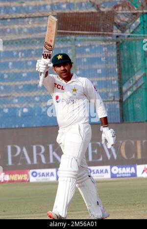 Pakistan Cricket Team battitore, Sarfaraz Ahmed celebra i suoi cinquanta (50) durante il 1st Test Match tra la Nuova Zelanda e il Pakistan, alla National Bank Cricket Arena di Karachi Lunedi, 26 dicembre 2022. Foto Stock