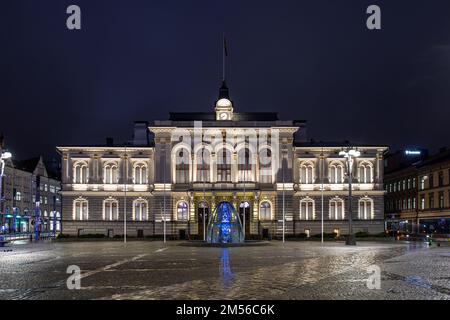 Municipio di Tampere in stile neo-rinascimentale (1890), progettato da Georg Schreck, prima dell'alba a Tampere, Finlandia Foto Stock