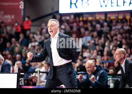 Venezia, Italia. 26th Dec, 2022. Piero Bucchi (allenatore di testa Dinamo Sassari) durante la gara di Umana Reyer Venezia vs Banco di Sardegna Sassari, Campionato Italiano di Serie a Venezia, 26 2022 Dicembre Credit: Independent Photo Agency/Alamy Live News Foto Stock