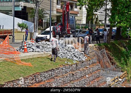 PETROPOLIS, RIO DE JANEIRO, BRASILE - 28 ottobre 2022: Lavori di contenimento sul fiume Foto Stock