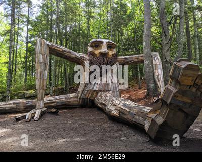 Una scultura di troll in legno presso i giardini botanici costieri del Maine a Boothbay Foto Stock