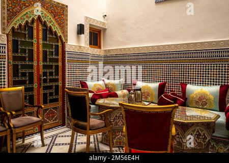 Fes, Marocco; 7th dicembre 2022: Cortile interno di una casa marocchina Foto Stock