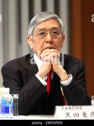 Tokyo, Giappone. 26th Dec, 2022. Il governatore della Banca del Giappone Haruhiko Kuroda partecipa a una riunione annuale dei consiglieri del più grande gruppo commerciale giapponese Keidanren presso la sede centrale di Keidanren a Tokyo lunedì 26 dicembre 2022. Credit: Yoshio Tsunoda/AFLO/Alamy Live News Foto Stock