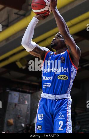 Italia Casale (al) 26-12-2022 - Ike Iroegbu durante la partita del Campionato Italiano di Basket A1 Bertram Derthona Basket Tortona vs NutriBullet Treviso (90-95) vince Treviso Credit: Norberto Maccagno/Alamy Live News Foto Stock