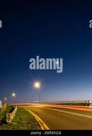 Il semaforo attraversa il cavalcavia sulla nuova linea ferroviaria HS2 a Bicester in una chiara serata del giorno di Santo Stefano al tramonto. Foto Stock