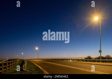 Il semaforo attraversa il cavalcavia sulla nuova linea ferroviaria HS2 a Bicester in una chiara serata del giorno di Santo Stefano al tramonto. Foto Stock