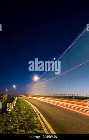 Il semaforo attraversa il cavalcavia sulla nuova linea ferroviaria HS2 a Bicester in una chiara serata del giorno di Santo Stefano al tramonto. Foto Stock