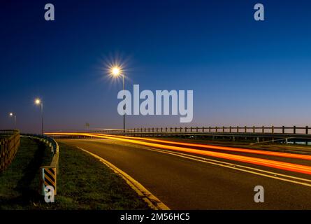 Il semaforo attraversa il cavalcavia sulla nuova linea ferroviaria HS2 a Bicester in una chiara serata del giorno di Santo Stefano al tramonto. Foto Stock