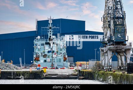 Nave di pattuglia per la pesca Hirta (Marina Scozia) attraccata da Forth Ports, grande capanna blu, Leith Harbour, Edimburgo, Scozia, Regno Unito Foto Stock