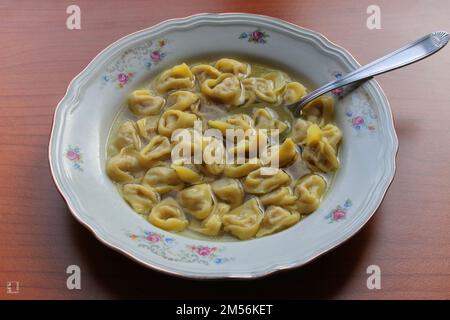 Piatto di tortellini fatti a mano, piatto principale tipico italiano dell'Emilia Romagna, tradizione gastronomica modenese Foto Stock