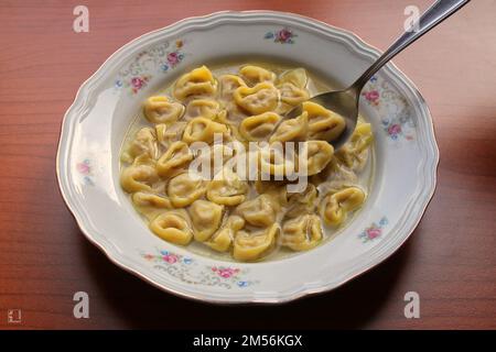 Piatto di tortellini fatti a mano, piatto principale tipico italiano dell'Emilia Romagna, tradizione gastronomica modenese Foto Stock