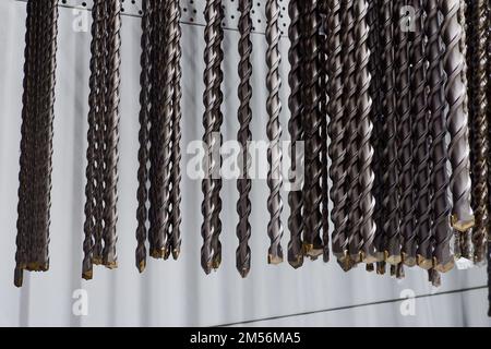 Molti trapani per lavori di costruzione che utilizzano un martello perforatore Foto Stock