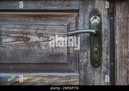 Vecchie porte in legno all'ingresso con vernice da peeling Foto Stock