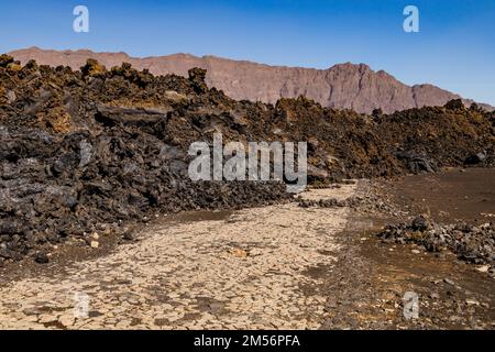 Un'eruzione del vulcano Pico do Fogo a Capo Verde ha reso la strada attraverso il cratere un'eruzione vulcanica impraticabile sull'isola di Fogo Foto Stock