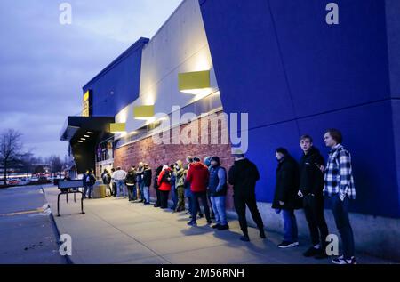 Vancouver, Canada. 26th Dec, 2022. I clienti aspettano in fila per entrare in un negozio di elettronica durante la vendita del giorno di Santo Stefano a Vancouver, British Columbia, Canada, il 26 dicembre 2022. Il Boxing Day è una delle più grandi giornate di shopping del Canada. Credit: Liang Sen/Xinhua/Alamy Live News Foto Stock