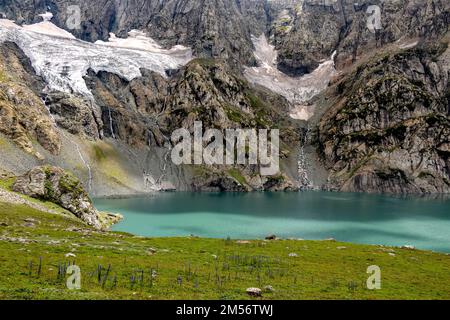 Splendido paesaggio montano. Lago turchese, verde valle, neve. Gita approfondita sul Sonarg Hill Trek a Jammu e Kashmir, India Foto Stock
