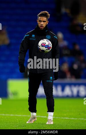 Cardiff, Regno Unito. 26th Dec, 2022. Tyler Roberts dei Queens Park Rangers durante il riscaldamento. Partita del campionato EFL Skybet, Cardiff City contro Queens Park Rangers al Cardiff City Stadium di Cardiff, Galles, lunedì 26th dicembre 2022. Questa immagine può essere utilizzata solo per scopi editoriali. Solo per uso editoriale, licenza richiesta per uso commerciale. Non è utilizzabile nelle scommesse, nei giochi o nelle pubblicazioni di un singolo club/campionato/giocatore. pic di Lewis Mitchell/Andrew Orchard sports photography/Alamy Live news Credit: Andrew Orchard sports photography/Alamy Live News Foto Stock