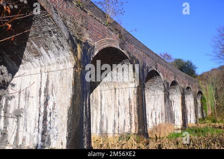 UK Weather: Bright Sunshine sul viadotto ferroviario il giorno di Santo Stefano, 26th dicembre 2022, a Coalbrookdale, un villaggio in Shropshire, Inghilterra, Regno Unito. Foto Stock