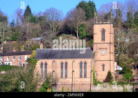 UK Weather: Luce del sole sulla chiesa di San Luca, la chiesa parrocchiale per la comunità di Ironbridge, il giorno di Santo Stefano, 26th dicembre 2022, a Ironbridge, Un villaggio in Shropshire, Regno Unito. Foto Stock