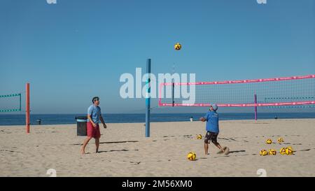 Due uomini che giocano a Beach volley a Hermosa Beach. Foto Stock