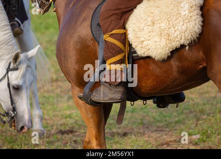 Primo piano della gamba di un cavaliere in staffup durante la rievocazione storica annuale dell'antica Roma ad Aquileia, Italia Foto Stock