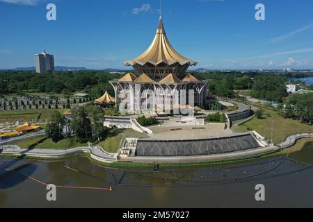 Sarawak nuovo edificio del Parlamento con statua in bronzo drago a Kuching, Malesia Foto scattata da un drone estate 2022. Foto Stock