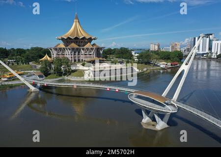 Sarawak nuovo edificio del Parlamento con statua in bronzo drago a Kuching, Malesia Foto scattata da un drone estate 2022. Foto Stock
