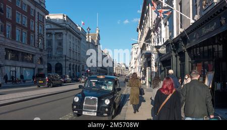 Street view Piccadilly, St James's, Londra, Inghilterra, Regno Unito Foto Stock