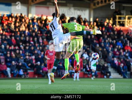 Cheltenham, Regno Unito. 26th Dec, 2022. Plymouth Argyle Forward Niall Ennis (11) e il portiere di Cheltenham Town Luke Southwood (1) combattono in aria durante la partita Sky Bet League 1 Cheltenham Town vs Plymouth Argyle allo stadio Jonny-Rocks di Cheltenham, Regno Unito, 26th dicembre 2022 (Foto di Stanley Kasala/News Images) a Cheltenham, Regno Unito il 12/26/2022. (Foto di Stanley Kasala/News Images/Sipa USA) Credit: Sipa USA/Alamy Live News Foto Stock