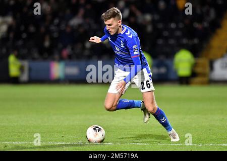 Foto di azione stock di Mark Kitching of Oldham Athletic durante la partita della Vanarama National League tra Notts County e Oldham Athletic a Meadow Lane, Nottingham, lunedì 26th dicembre 2022. (Credit: Eddie Garvey | MI News) Credit: MI News & Sport /Alamy Live News Foto Stock