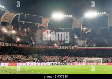 Bari, Italia. 26th Dec, 2022. SSC Bari Supporters durante SSC Bari vs Genova CFC, Campionato Italiano di calcio Serie B a Bari, 26 2022 Dicembre Credit: Independent Photo Agency/Alamy Live News Foto Stock