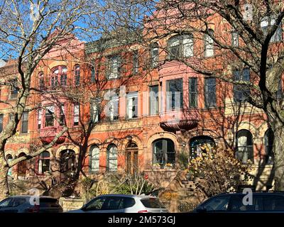 Luce invernale brillante sui bugnai di pietra marrone a Park Slope, Brooklyn, New York. Foto Stock