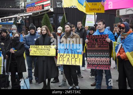 Sostenere Ucraina Rally a Times Square una settimana prima di Natale a New York città 2022. Foto Stock