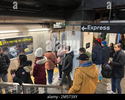 Treno della metropolitana Express che entra nella 42nd Street Station sotto il Grand Central Terminal lungo la Lexington Line a Manhattan, NYC. Foto Stock