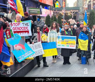 Sostenere Ucraina Rally a Times Square una settimana prima di Natale a New York City 2022. Foto Stock