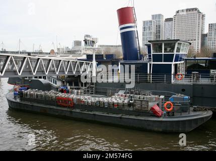 Il Castello di Tattersall un ex traghetto passeggeri e ora un luogo di ristoro sul Tamigi, Victoria Embankment, City of Westminster, Londra Foto Stock